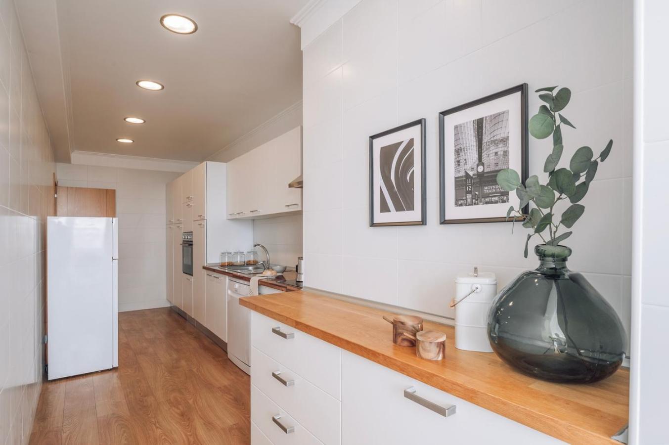 Herbert - 2 Bedrooms And Balcony In Areeiro Lisboa