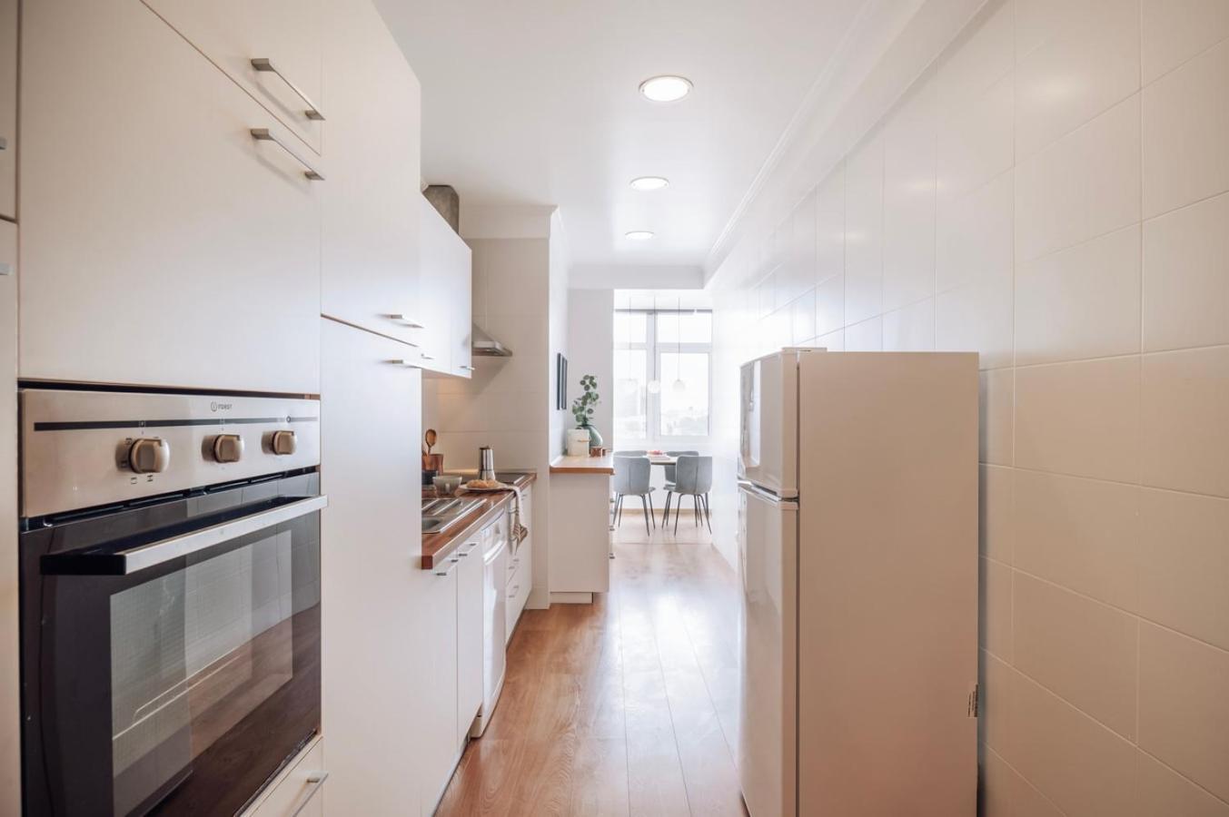 Herbert - 2 Bedrooms And Balcony In Areeiro Apartment