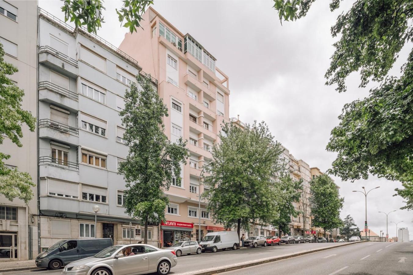 Herbert - 2 Bedrooms And Balcony In Areeiro Lissabon