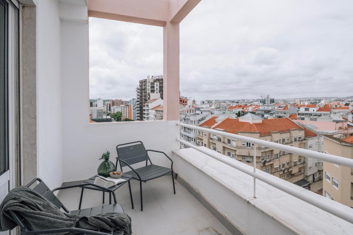 Herbert - 2 Bedrooms And Balcony In Areeiro * Lissabon